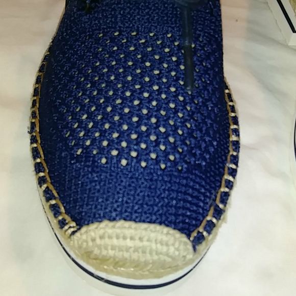 Beautiful NAVY perforated Flats w Lace Up Closure - Picture 9 of 10